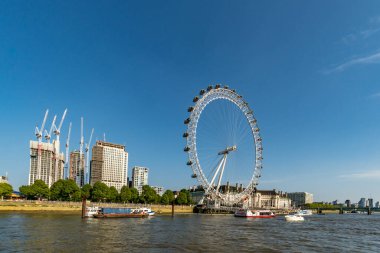 London Eye, Thames Nehri 'nin güney kıyısında, İngiltere' nin İngiltere 'nin İngiltere' nin AB Avrupa 'sında bulunan büyük bir dönme dolap.