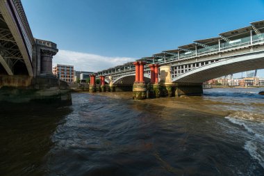 Londra 'daki eski Blackfriars demiryolu köprüsünün eski sütunları Thames nehrinin gezisi sırasında.