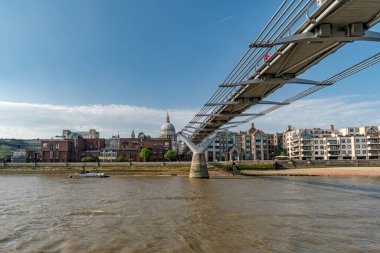 Millennium Köprüsü ve Thames Nehri St. Paul Katedrali 'ne bakıyor, Londra, İngiltere, İngiltere