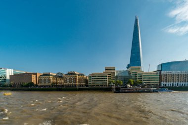 Londra 'daki Çömlek Thames nehrindeki bir gezi gemisinden.
