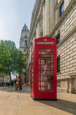 Big Ben yakınlarındaki geleneksel kırmızı telefon kulübesi / standı ve Parlamento, Londra, İngiltere, İngiltere, GB