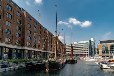Londra Tower Köprüsü yakınlarındaki St. Katharine Rıhtımı 'nda bazı gemiler ve tarihi yelkenli tekneleri, İngiltere, İngiltere, GB