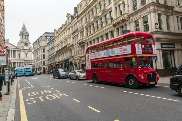 Old Red Bus Piętrowy Przed Paul Cathedral Londyn Anglia Wielka — Zdjęcie stockowe