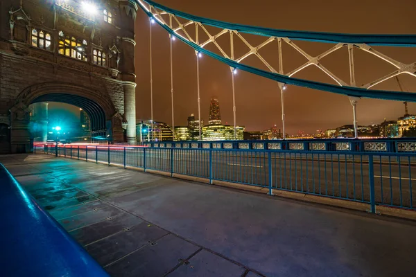 Tower Bridge London Noci Lehkými Cestičkami Starý Most Přes Řeku — Stock fotografie