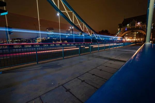 Tower Bridge Londres Nuit Avec Quelques Sentiers Lumineux Vieux Pont — Photo