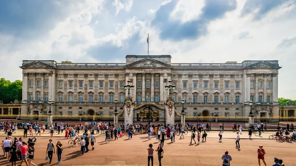 Palácio Buckingham Londres Residência Oficial Rainha Isabel Com Bandeira Voando — Fotografia de Stock