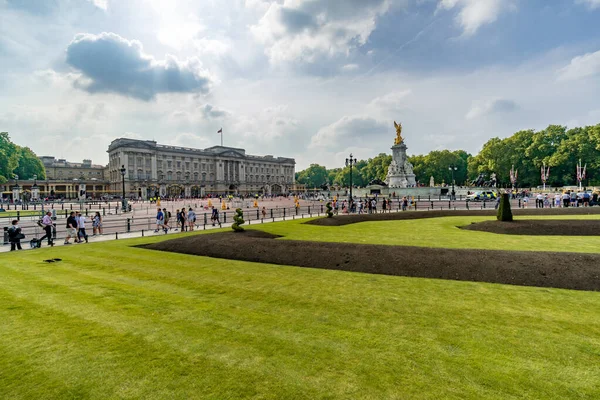 Palacio Buckingham Londres Residencia Oficial Reina Isabel Con Bandera Ondeando —  Fotos de Stock