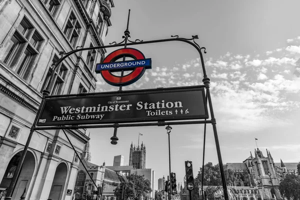 Westminster Metro Istasyonunun Işareti Parlamento Binası Westminster Manastırı Arka Planda — Stok fotoğraf