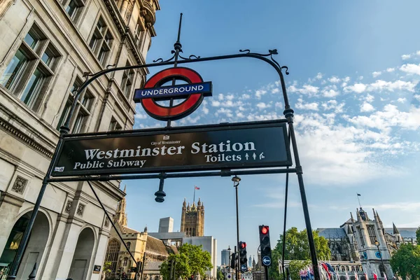 Westminster Metro Istasyonunun Işareti Parlamento Binası Westminster Manastırı Arka Planda — Stok fotoğraf