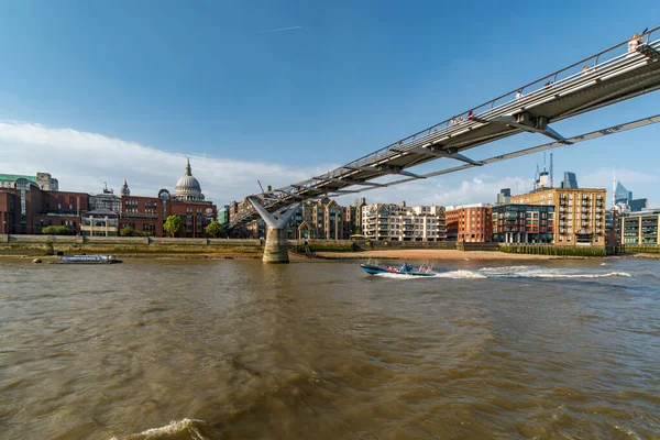 Veduta Del Millennium Bridge Del Tamigi Guardando Verso Paul Cathedral — Foto Stock