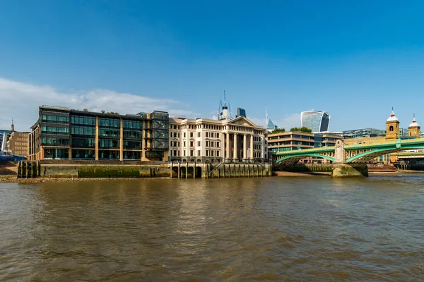 Southwark Bridge Лондоні Деякими Історичними Будівлями Англія Велика Британія — стокове фото