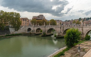 Roma, İtalya - 02 Ekim 2018: Roma 'da inşa edilen Castel Sant Angelo veya Hadrian Anıtmezarı, İtalya' nın en ünlü turistik mekanıdır. Castel Sant Angelo bir zamanlar Roma 'nın en yüksek binasıydı..