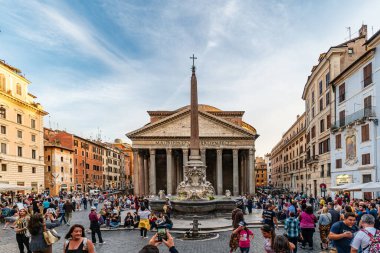 Roma, İtalya - 02 Ekim 2018: Panthenon, eski bir Roma Tapınağı şimdi bir Katolik kilisesi. En yüksek kubbeli binalardan biri..