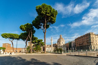 Roma, İtalya 'da bulunan Cesari Konferansı' nın arka planında Trajan 'ın Sütunu ve Santa Maria di Loreto Kilisesi yer alıyor..