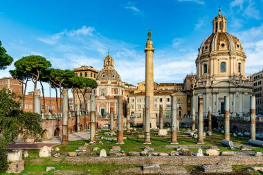 Roma, İtalya 'da bulunan Cesari Konferansı' nın arka planında Trajan 'ın Sütunu ve Santa Maria di Loreto Kilisesi yer alıyor..