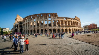 Roma, İtalya - 03 Ekim 2018: Kolezyum Roma, İtalya 'da büyük bir amfitiyatro