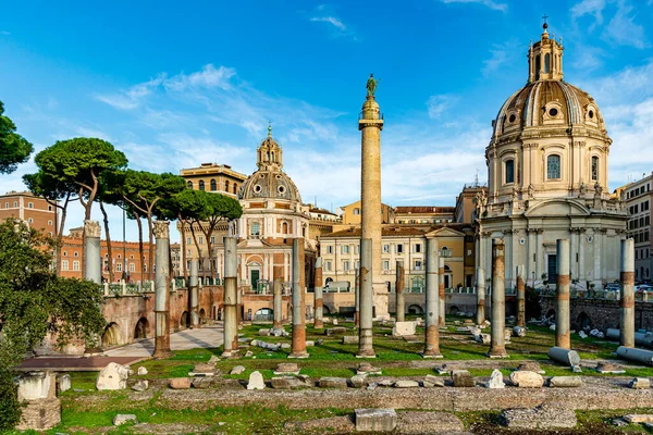 Fórum Escavado Cesari Roma Itália Com Coluna Trajano Igreja Santa — Fotografia de Stock