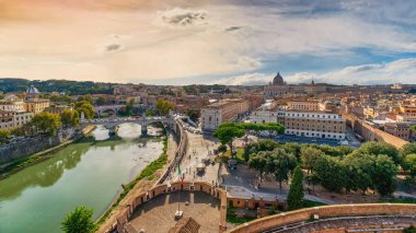 Roma 'nın panoramik manzarası Castel Sant' Angelo 'dan Vaticano' ya ve Aziz Peter Kubbesi 'ne doğru