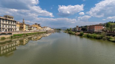 Arno Nehri, İtalya 'nın Floransa kentindeki Ponte Vecchio köprüsü yakınlarında..