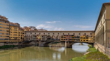 Arno Nehri, İtalya 'nın Floransa kentindeki Ponte Vecchio köprüsüne doğru ilerliyor..