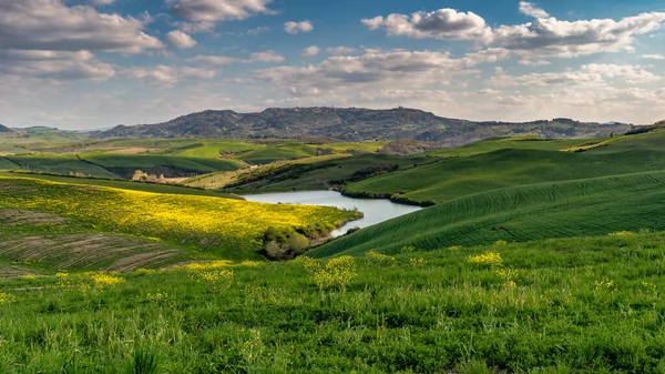 Typisk Landskapsbild Från Toscana Italien Med Färgglada Fält Våren — Stockfoto