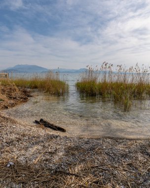 Sirmione manzaralı Lago di Garda (Garda Gölü) kasabası. İtalya 'nın Lombardiya bölgesinde turizm beldesi