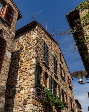 Sirmione manzaralı Lago di Garda (Garda Gölü) kasabası. İtalya 'nın Lombardiya bölgesinde turizm beldesi