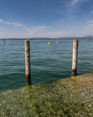 Sirmione manzaralı Lago di Garda (Garda Gölü) kasabası. İtalya 'nın Lombardiya bölgesinde turizm beldesi