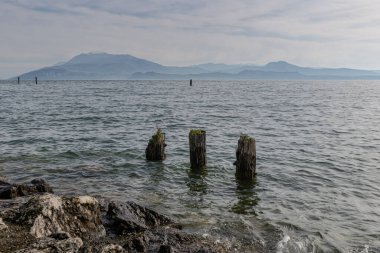 Sirmione manzaralı Lago di Garda (Garda Gölü) kasabası. İtalya 'nın Lombardiya bölgesinde turizm beldesi