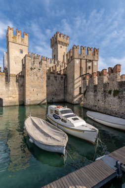 Sirmione manzaralı Lago di Garda (Garda Gölü) kasabası. İtalya 'nın Lombardiya bölgesinde turizm beldesi