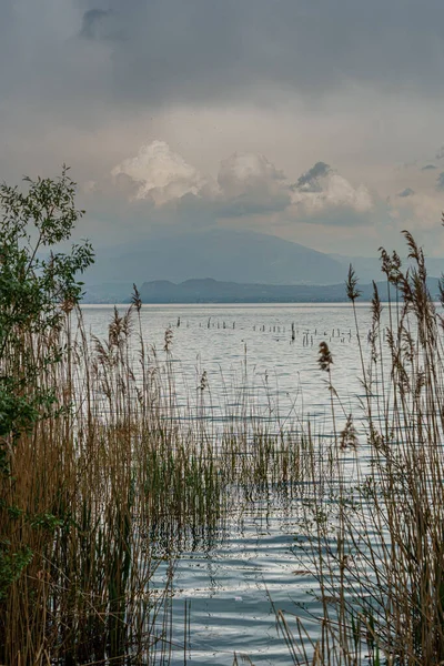 Lombardy, İtalya 'daki güzel Garda Gölü (Lago Di Garda) manzarası