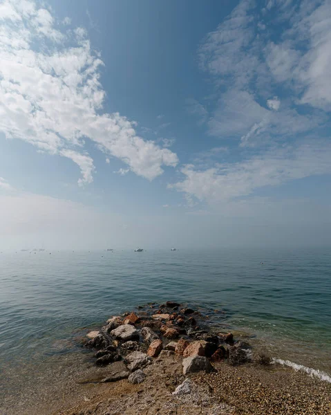 Γραφική Θέα Στην Όμορφη Λίμνη Garda Lago Garda Στη Λομβαρδία — Φωτογραφία Αρχείου