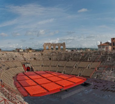 İtalya 'nın Verona kentindeki antik Roma amfitiyatrosu Arena di Verona' nın iç manzarası.