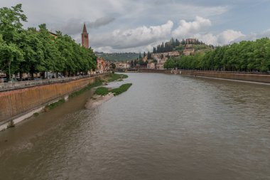 Adige nehri ve Church Complesso della Cattedrale-Duomo manzaralı Verona şehir manzarası. Verona İtalya 'nın Veneto kentinde yer almaktadır.,