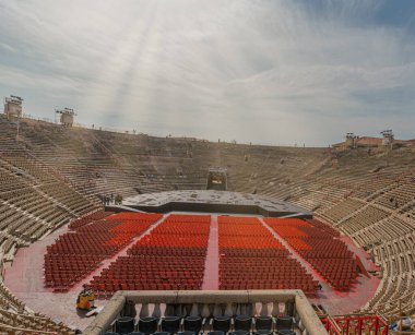 İtalya 'nın Verona kentindeki antik Roma amfitiyatrosu Arena di Verona' nın iç manzarası.