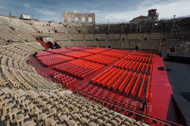 İtalya 'nın Verona kentindeki antik Roma amfitiyatrosu Arena di Verona' nın iç manzarası.
