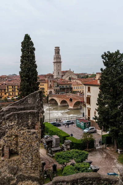 Adige nehri ve Church Complesso della Cattedrale-Duomo manzaralı Verona şehir manzarası. Verona İtalya 'nın Veneto kentinde yer almaktadır.,