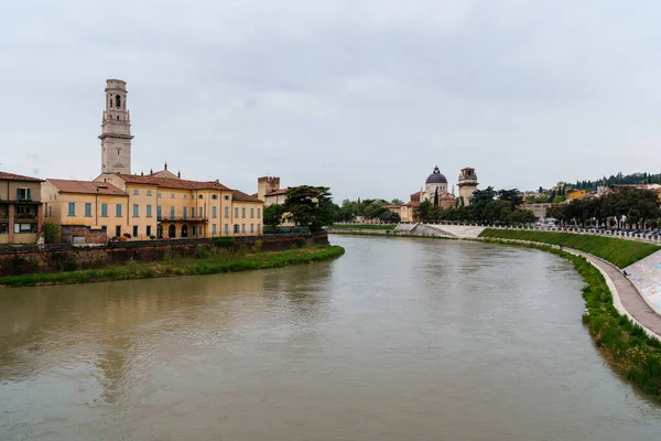 Scenic Verona Cityscape View Adige River Church Complesso Della Cattedrale — стокове фото