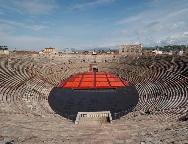 İtalya 'nın Verona kentindeki antik Roma amfitiyatrosu Arena di Verona' nın iç manzarası.