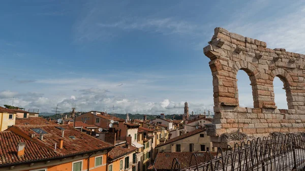 İtalya 'nın Verona kentindeki antik Roma amfitiyatrosu Arena di Verona' nın iç manzarası.