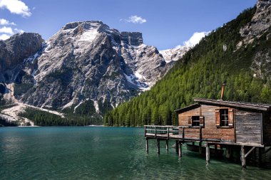 İtalya, Güney Tyrol ve UNESCO 'nun kalbindeki muhteşem renkleriyle Dolomites Dağları' ndaki Braies Gölü 'nün (Pragser Wildsee) muhteşem manzarası