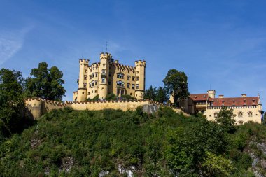 Dünyaca ünlü Neuschwanstein Kalesi 'nin güzel manzarası, 19. yüzyıl Romanesk Diriliş Sarayı Kral II. Ludwig için Almanya' nın güneybatı Bavyera, Fussen yakınlarındaki engebeli bir uçuruma inşa edildi.
