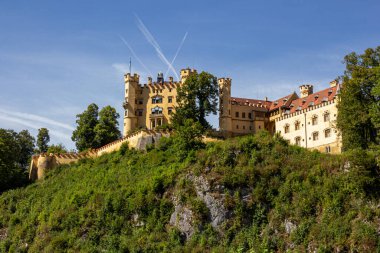 Dünyaca ünlü Neuschwanstein Kalesi 'nin güzel manzarası, 19. yüzyıl Romanesk Diriliş Sarayı Kral II. Ludwig için Almanya' nın güneybatı Bavyera, Fussen yakınlarındaki engebeli bir uçuruma inşa edildi.