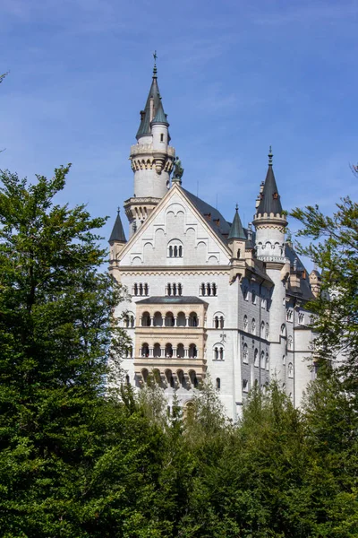 德国巴伐利亚西南部Fussen附近一座陡峭的悬崖上 为路德维格二世国王建造的19世纪罗曼式复兴宫 是闻名世界的新石器城堡 — 图库照片