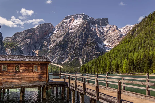 İtalya, Güney Tyrol ve UNESCO 'nun kalbindeki muhteşem renkleriyle Dolomites Dağları' ndaki Braies Gölü 'nün (Pragser Wildsee) muhteşem manzarası