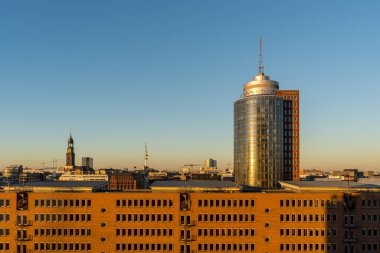 Elbphilharmonie gözlem güvertesinden gün batımında / alacakaranlıkta Elbe Nehri 'ndeki Hafen City' deki Hamburg Limanı 'nın panoramik görüntüsü