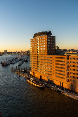 Elbphilharmonie gözlem güvertesinden gün batımında / alacakaranlıkta Elbe Nehri 'ndeki Hafen City' deki Hamburg Limanı 'nın panoramik görüntüsü