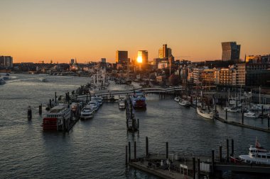Hamburg Limanı 'nın panoramik görüntüsü Elbe nehrinin Hafen şehrinde gün batımında / alacakaranlıkta
