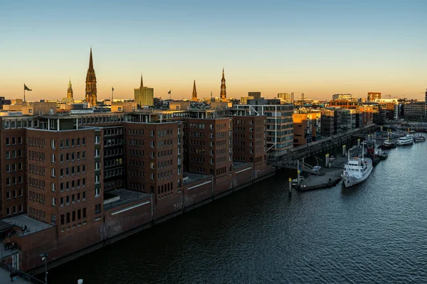 Kilátás Hamburg Kikötőjére Hafen Városban Elba Folyón Naplementekor Alkonyatkor Elbphilharmonie — Stock Fotó