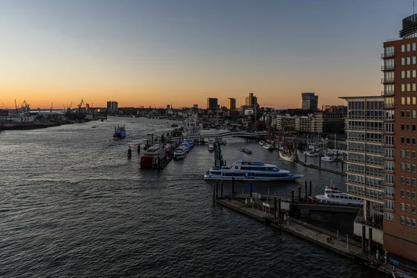 Kilátás Hamburg Kikötőjére Hafen Városban Elba Folyón Naplementekor Alkonyatkor — Stock Fotó